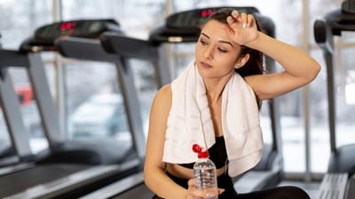 Try these at-home fat loss workouts if you can't go to the gym because of the monsoon. (Freepik) Try these at-home fat loss workouts if you can't go to the gym because of the monsoon. (Freepik)