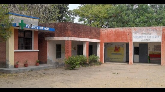 Despite the Punjab government’s push for urban healthcare reforms, rural healthcare in the state remains in crisis. Even as the Aam Aadmi Party (AAP) government announced new initiatives such as 1,000 additional MBBS posts in the Punjab Civil Medical Services (PCMS), hundreds of rural dispensaries continue to operate without medical staff or basic infrastructure.