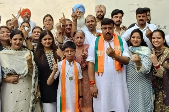 BJP nominee Jiwan Gupta with family and friends after voting on Thursday. (HT Photo) BJP nominee Jiwan Gupta with family and friends after voting on Thursday. (HT Photo)