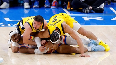 Oklahoma City Thunder guard Shai Gilgeous-Alexander (2) grabs a loose ball as Indiana Pacers guard T.J. McConnell (9) and guard Andrew Nembhard (2) battle (IMAGN IMAGES via Reuters Connect)