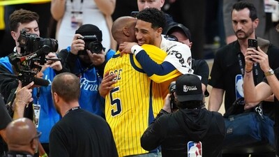 Former Indiana Pacers player Reggie Miller congratulates Tyrese Haliburton #0 of the Indiana Pacers after their 108-91 win in Game 6 (Getty Images via AFP)