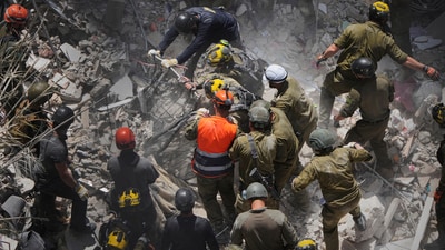 Israeli soldiers search for survivors amid the rubble of residential buildings destroyed by an Iranian missile strike in Bat Yam, central Israel, June 15, 2025. (AP) Israeli soldiers search for survivors amid the rubble of residential buildings destroyed by an Iranian missile strike in Bat Yam, central Israel, June 15, 2025. (AP)