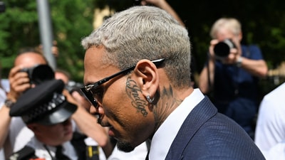 U.S. singer Chris Brown, who has been charged with inflicting grievous bodily harm in what prosecutors said was an "unprovoked attack" on a music producer at the Tape nightclub in central London in 2023, walks outside Southwark Crown Court in London, Britain, June 20, 2025. REUTERS/Chris J Ratcliffe (REUTERS)