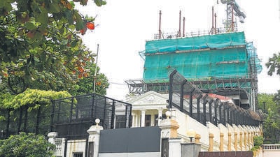 Mumbai, India. June 20, 2025. BMC and forest department officials visited Bollywood actor Shah Rukh Khan's Mannat bungalow on Friday, June 20, 2025, to conduct an inspection. Renovations have begun at Shah Rukh Khan's iconic sea-facing home, Mannat. Mumbai, India. June 20, 2025. (Photo by Raju Shinde/HT Photo) (Hindustan Times) Mumbai, India. June 20, 2025. BMC and forest department officials visited Bollywood actor Shah Rukh Khan's Mannat bungalow on Friday, June 20, 2025, to conduct an inspection. Renovations have begun at Shah Rukh Khan's iconic sea-facing home, Mannat. Mumbai, India. June 20, 2025. (Photo by Raju Shinde/HT Photo) (Hindustan Times)