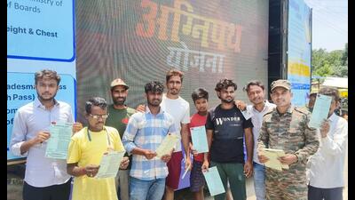 The Indian Army’s ‘Caravan Talkies’ campaign in Siddharthnagar. (HT Photo)