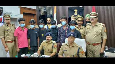 The arrested gang members under police custody (HT Photo) The arrested gang members under police custody (HT Photo)