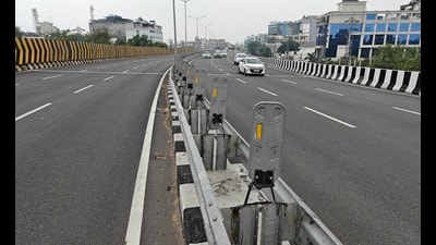The elevated road without median barriers for crash protection in Ludhiana on Friday. (Gurpreet Singh/HT) The elevated road without median barriers for crash protection in Ludhiana on Friday. (Gurpreet Singh/HT)