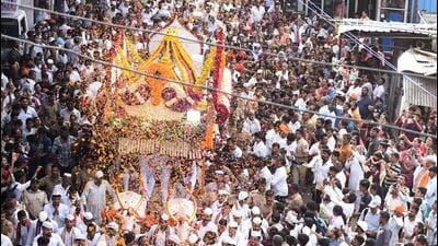 With religious chants and playing of traditional instruments, the annual palkhi (palanquin) processions of Sant Tukaram Maharaj (in pic) and Sant Dnyaneshwar Maharaj reached Pune amid intermittent rains on Friday evening. (MAHENDRA KOLHE/HT)