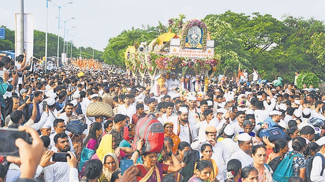 Sant Dnyaneshwar Maharaj Palkhi will move towards Saswad via Dive Ghat on Sunday. (MAHENDRA KOLHE/HT)