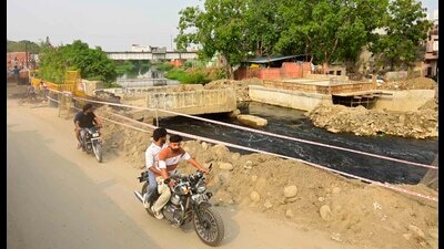 A bridge construction work underway on Buddha Nullah in New Kundanpuri. (Gurpreet Singh/HT) A bridge construction work underway on Buddha Nullah in New Kundanpuri. (Gurpreet Singh/HT)