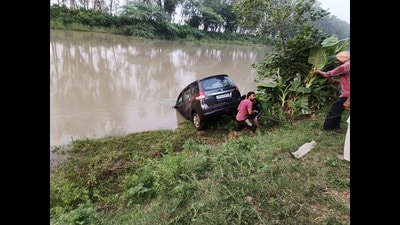 A car being pulled out of a canal in Doraha. (HT Photo)