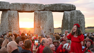 Revellers attend summer solstice celebrations during sunrise at Stonehenge near Amesbury, Britain, June 21, 2025. REUTERS/Jaimi Joy (REUTERS)