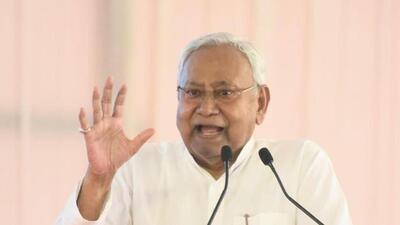 Bihar chief minister Nitish Kumar addressing a public meeting at Siwan, Bihar, on Friday. (Santosh Kumar/ Hindustan Times)