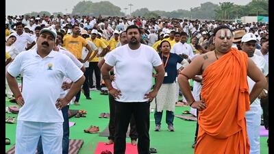 People in large numbers performed yoga at the Sangam banks in Prayagraj on 11th International Yoga Day on Saturday. (HT photo) People in large numbers performed yoga at the Sangam banks in Prayagraj on 11th International Yoga Day on Saturday. (HT photo)
