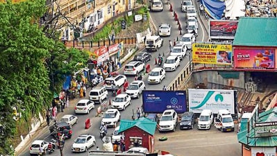 Vehicles stuck in a traffic jam amid heavy tourist inflow from Shimla-Kalka national highway. (File)