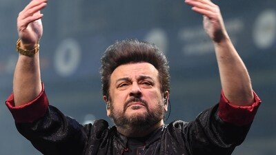 Adnan Sami has said that the comments he gets from Pakistanis are also an 'absurd expression of love.'
