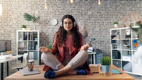 Desk yoga (Pexels) Desk yoga (Pexels)