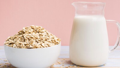 Oat milk is a plant-based milk alternative made by soaking oats in water and blending them with water. (Freepik) Oat milk is a plant-based milk alternative made by soaking oats in water and blending them with water. (Freepik)