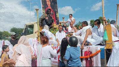 A procession carrying Kongbrailatpam Nganthoi Sharma’s remains moved from the airport towards her hometown, as people lined the roads to offer floral tributes and bid farewell to the young woman A procession carrying Kongbrailatpam Nganthoi Sharma’s remains moved from the airport towards her hometown, as people lined the roads to offer floral tributes and bid farewell to the young woman