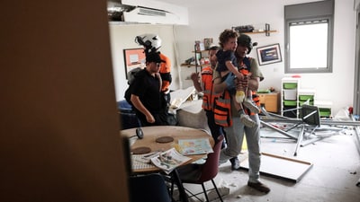 Rescuers evacuate people from a flat after a missile attack from Iran, amid the Iran-Israel conflict in Tel Aviv, Israel June 22, 2025. (REUTERS)