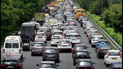To help commuters, the traffic police have issued a helpline number: 9971009001 for any traffic-related queries, officials said. (HT Archive) To help commuters, the traffic police have issued a helpline number: 9971009001 for any traffic-related queries, officials said. (HT Archive)