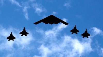 A U.S. Air Force B-2 Spirit Stealth Bomber (C) is flanked by 4 U.S. Marine Corps F-35 fighters. (REUTERS)