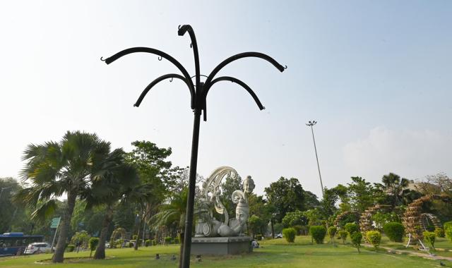 Pots, lights, cables and tiles have vanished from the Mandi House roundabout. (Arvind Yadav/HT Photo) Pots, lights, cables and tiles have vanished from the Mandi House roundabout. (Arvind Yadav/HT Photo)