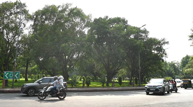 A dead fountain sits in a green boundary, stripped of wires, lights and nozzles, at Janpath Circle. Guards say the spot now draws homeless people, with locks placed for added security. (Arvind Yadav/HT Photo) A dead fountain sits in a green boundary, stripped of wires, lights and nozzles, at Janpath Circle. Guards say the spot now draws homeless people, with locks placed for added security. (Arvind Yadav/HT Photo)