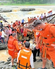 Functioning under the Central government’s Aapda Mitra initiative, many of these teams are equipped with basic rescue gear and have received formal disaster response training. (HT) Functioning under the Central government’s Aapda Mitra initiative, many of these teams are equipped with basic rescue gear and have received formal disaster response training. (HT)