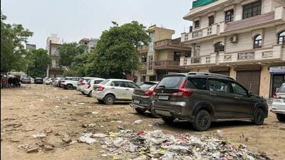 Garbage dumped in an empty plot in Shivaji Nagar, Gurugram on Monday. (Parveen Kumar/HT Photo) Garbage dumped in an empty plot in Shivaji Nagar, Gurugram on Monday. (Parveen Kumar/HT Photo)