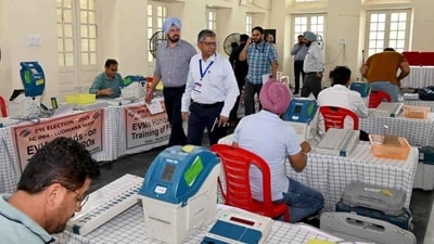 ECI is counting the votes for five constituencies across Kerala, Punjab, West Bengal and Gujarat. (HT Photo) ECI is counting the votes for five constituencies across Kerala, Punjab, West Bengal and Gujarat. (HT Photo)