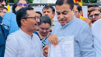 MLA Hemant Rasane (left) submitted four-lane underground corridor project proposal to Union Minister for Road Transport and Highways Nitin Gadkari in Pune on Monday. (HT) MLA Hemant Rasane (left) submitted four-lane underground corridor project proposal to Union Minister for Road Transport and Highways Nitin Gadkari in Pune on Monday. (HT)