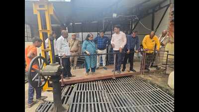 Officials inspecting sluice gate at Buxi Bandh in wake of rise in water level of Ganga and Yamuna. (HT) Officials inspecting sluice gate at Buxi Bandh in wake of rise in water level of Ganga and Yamuna. (HT)