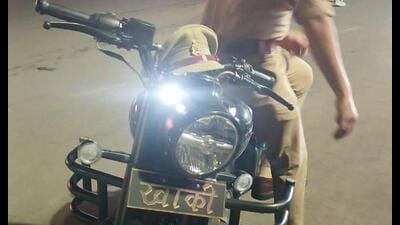 The viral photo of the cop inviting challan action (Sourced)