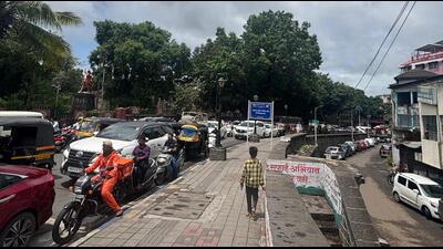 Traffic jam as commuters wait to allow the convoy of Union minister Nitin Gadkari to pass through in Pune on Monday. (HT) Traffic jam as commuters wait to allow the convoy of Union minister Nitin Gadkari to pass through in Pune on Monday. (HT)