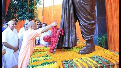 Uttar Pradesh chief minister Yogi Adityanath offering floral tribute on the occasion of Syama Prasad Mukherjee’s death anniversary, in Lucknow on Monday. (HT Photo) Uttar Pradesh chief minister Yogi Adityanath offering floral tribute on the occasion of Syama Prasad Mukherjee’s death anniversary, in Lucknow on Monday. (HT Photo)