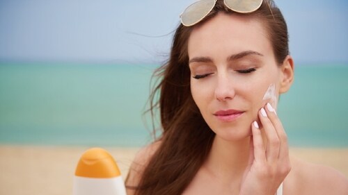 Skipping sunscreen in monsoon can cause long-term damage to skin. (Freepik) Skipping sunscreen in monsoon can cause long-term damage to skin. (Freepik)