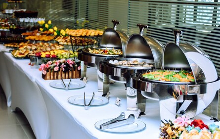 Pick healthier options at the buffet. (Shutterstock)