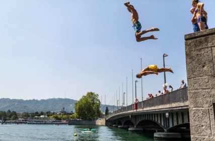 Carefree leaps and laughter - summer comes alive in Zurich’s waters Carefree leaps and laughter - summer comes alive in Zurich’s waters