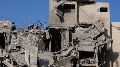 Emergency personnel work at an impacted residential site, following a missile attack from Iran on Israel, amid the Israel-Iran conflict in Be'er Sheva, Israel June 24, 2025. REUTERS/Amir Cohen (REUTERS)