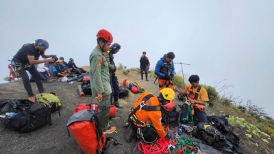In this undated photo released by the Indonesian National Search and Rescue Agency on Tuesday, June 24, 2025, rescuers prepare for the evacuation operation for Juliana Marins, a Brazilian tourist who fell off the ridge of Mount Rinjani while hiking near the volcano's summit, in Lombok, Indonesia. (AP) In this undated photo released by the Indonesian National Search and Rescue Agency on Tuesday, June 24, 2025, rescuers prepare for the evacuation operation for Juliana Marins, a Brazilian tourist who fell off the ridge of Mount Rinjani while hiking near the volcano's summit, in Lombok, Indonesia. (AP)