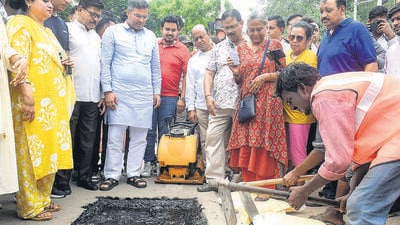 PWD workers fix a pothole on a road in the presence of Delhi PWD Minister Parvesh Sahib Singh Verma during the 24-hour pothole repair drive on Tuesday. (Vipin Kumar/Hindustan Times) PWD workers fix a pothole on a road in the presence of Delhi PWD Minister Parvesh Sahib Singh Verma during the 24-hour pothole repair drive on Tuesday. (Vipin Kumar/Hindustan Times)