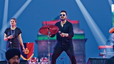 Singer Mika Singh took to stage for a concert organised by ANTF and the Delhi Police, at the India Gate. (Photo: Atul Yadav/PTI)