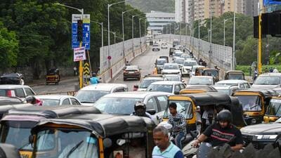 The eastern-end of the bridge that links up with the EEH is located close to a junction with too many intersecting roads and without a traffic signal (Raju Shinde/ HT Photo)