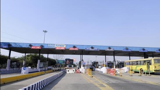 According to MCD data, around 105,989 commercial vehicles enter Delhi daily, with about 70,000 of them being taxis or cabs. (HT PHOTOS)