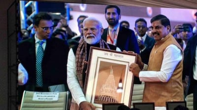 A handcrafted Zardozi panel of the Mahakal temple finds pride of place as Madhya Pradesh’s Chief Minister presents it to Prime Minister Narendra Modi — a quiet nod to India’s living craft traditions. (Tajwar Khan) A handcrafted Zardozi panel of the Mahakal temple finds pride of place as Madhya Pradesh’s Chief Minister presents it to Prime Minister Narendra Modi — a quiet nod to India’s living craft traditions. (Tajwar Khan)