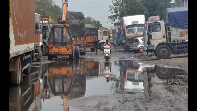 Blocked sewage and water-logging at Transport Nagar in Ludhiana on Wednesday. (Gurpreet Singh/HT)