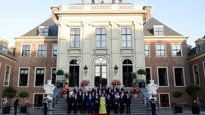 Turkey's President Tayyip Erdogan, U.S. President Donald Trump, Dutch King Willem-Alexander and Dutch Queen Maxima, France's President Emmanuel Macron,  Italian Prime Minister Giorgia Meloni, Canadian Prime Minister Mark Carney, Ukraine's President Volodymyr Zelenskiy, Britain's Prime Minister Keir Starmer, Greek Prime Minister Kyriakos Mitsotakis,  Danish Prime Minister Mette Frederiksen, Sweden's Prime Minister Ulf Kristersson, German Chancellor Friedrich Merz, Slovakia's President Peter Pellegrini, Spanish Prime Minister Pedro Sanchez, Poland's outgoing President Andrzej Duda, European Commission President Ursula von der Leyen and European Council President Antonio Costa and NATO heads of state and governments pose for a picture ahead of a dinner hosted by Dutch King Willem-Alexander and Dutch Queen Maxima, on the sidelines of a NATO Summit, at Huis ten Bosch Palace in The Hague, Netherlands June 24, 2025. REUTERS/Christian Hartmann  (REUTERS)