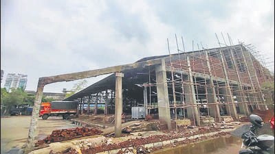 Navi Mumbai, India - June 25, 2025:Redevelopment proposals being finalized as thousands risk lives daily at `extremely dangerousÕ Kanda Batata APMC market buildings in Navi Mumbai, India, on Wednesday, June 25, 2025. (Photo by Bachchan Kumar/ HT PHOTO) (HT PHOTO) Navi Mumbai, India - June 25, 2025:Redevelopment proposals being finalized as thousands risk lives daily at `extremely dangerousÕ Kanda Batata APMC market buildings in Navi Mumbai, India, on Wednesday, June 25, 2025. (Photo by Bachchan Kumar/ HT PHOTO) (HT PHOTO)