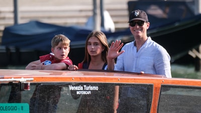 Jared Kushner, son-in-law of the U.S. President Donald Trump, gestures on a boat, ahead of the expected wedding of Amazon founder Jeff Bezos and Lauren Sanchez, in Venice, Italy, June 24, 2025. REUTERS/Manuel Silvestri     TPX IMAGES OF THE DAY (REUTERS)